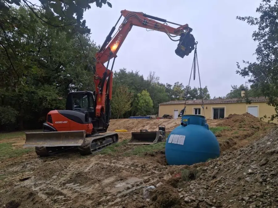 Cuve de micro-station posée dans sa fouille par Marson TP