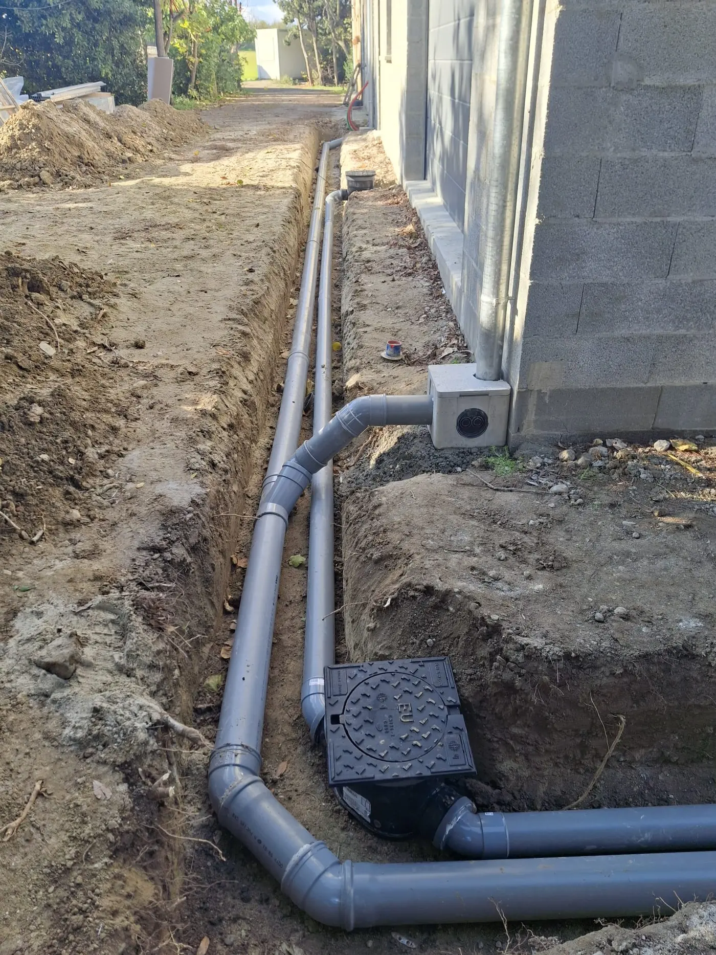 Réseau d'assainissement le long d'une maison, chantier Marson TP