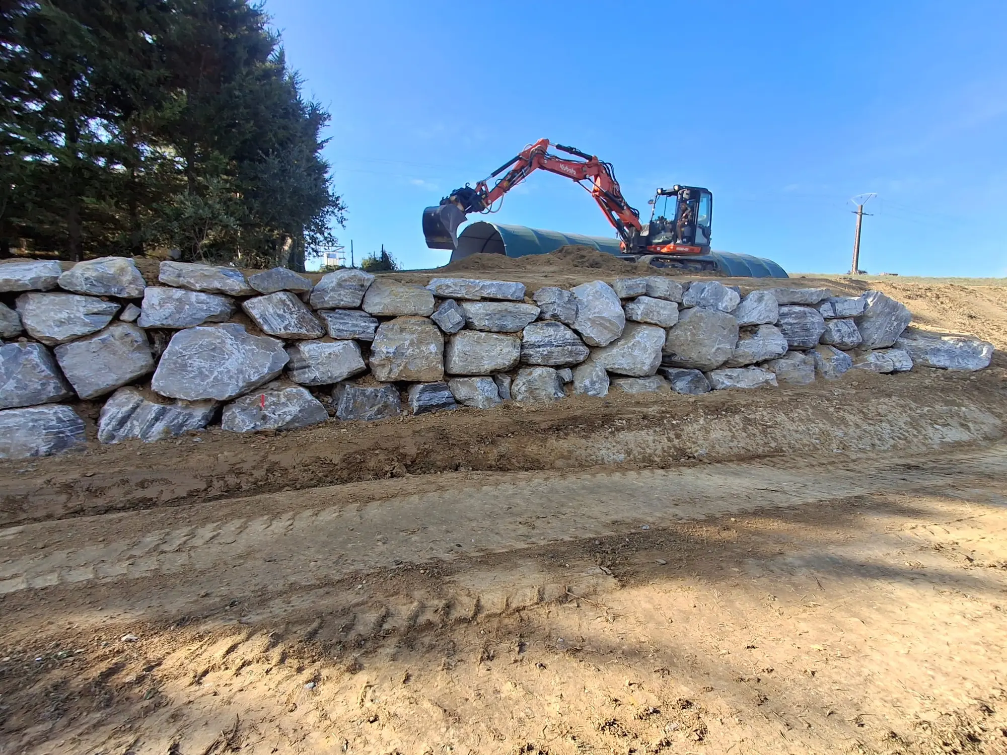 Enrochement et empierrement : Stabilisation, soutènement et aménagement des terrains présentant des différences de niveaux.