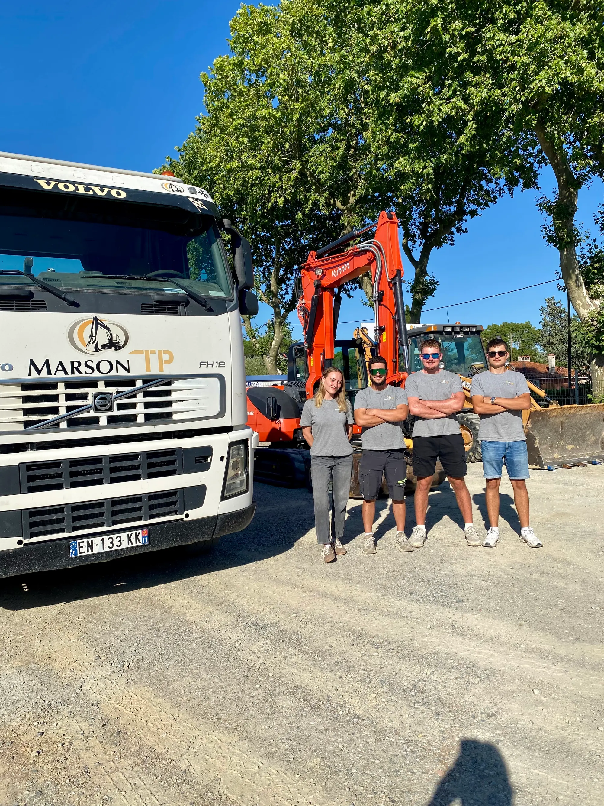 L'équipe de Marson TP devant son camion Volvo