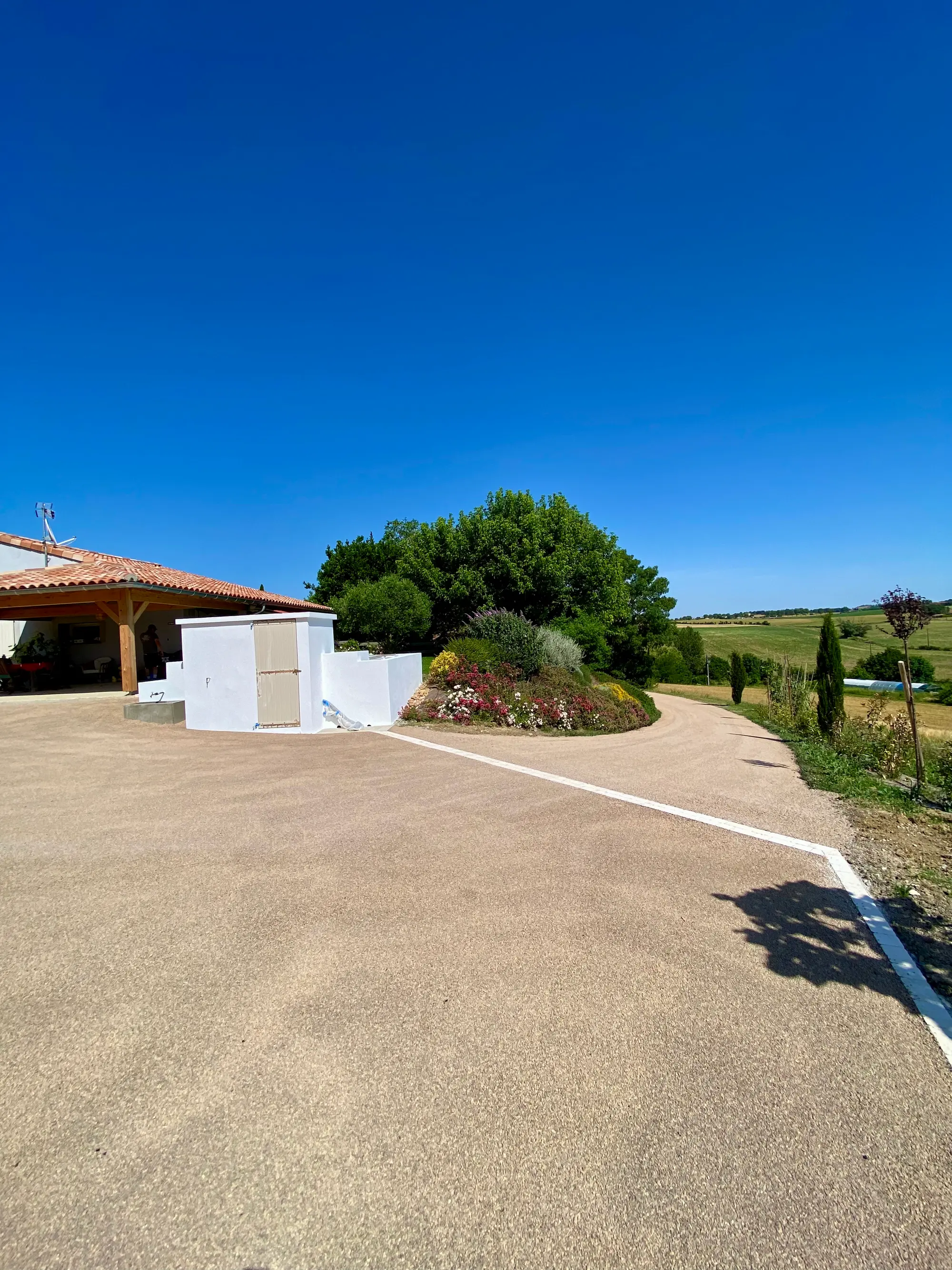 Goudronnage : Aménagement et rénovation de cours, chemins, accès et parkings avec des solutions de goudronnage adaptées à chaque projet.