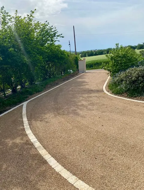 Cour goudronnée en bicouche gravillonné réalisée par Marson TP dans l'Aude
