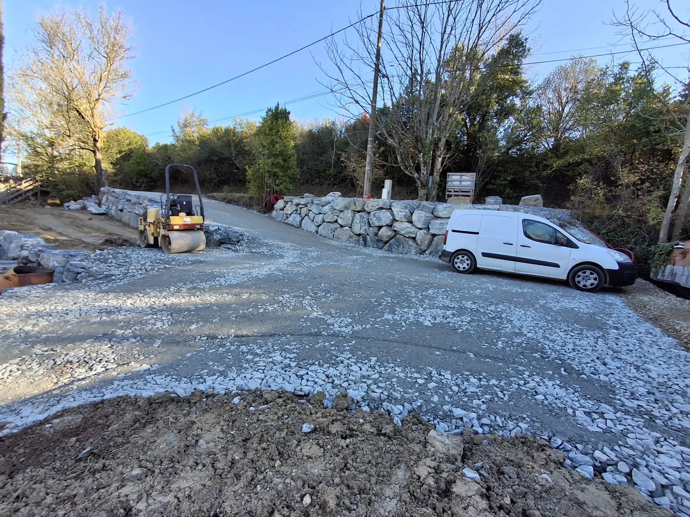 Plateforme en grave compactée après terrassement par Marson TP