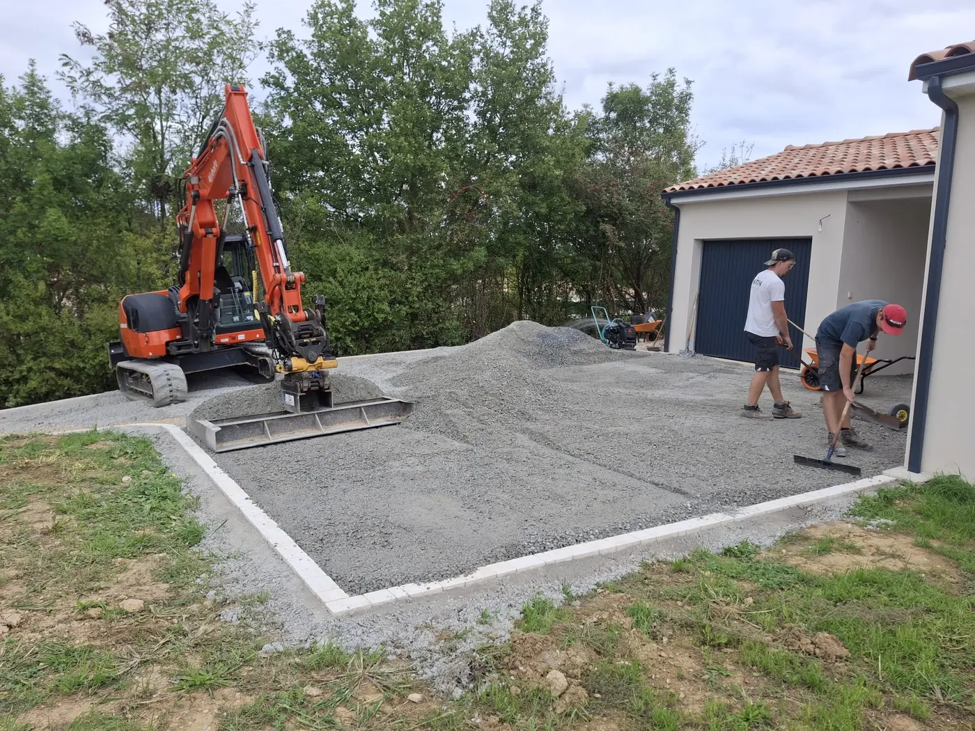 Pelle mécanique Marson TP sur une plateforme en cours de terrassement dans l'Aude