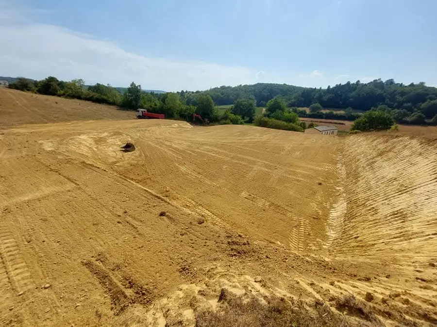 Terrassement : Préparation, nivellement et mise en forme des terrains, plateformes, chemins et accès.