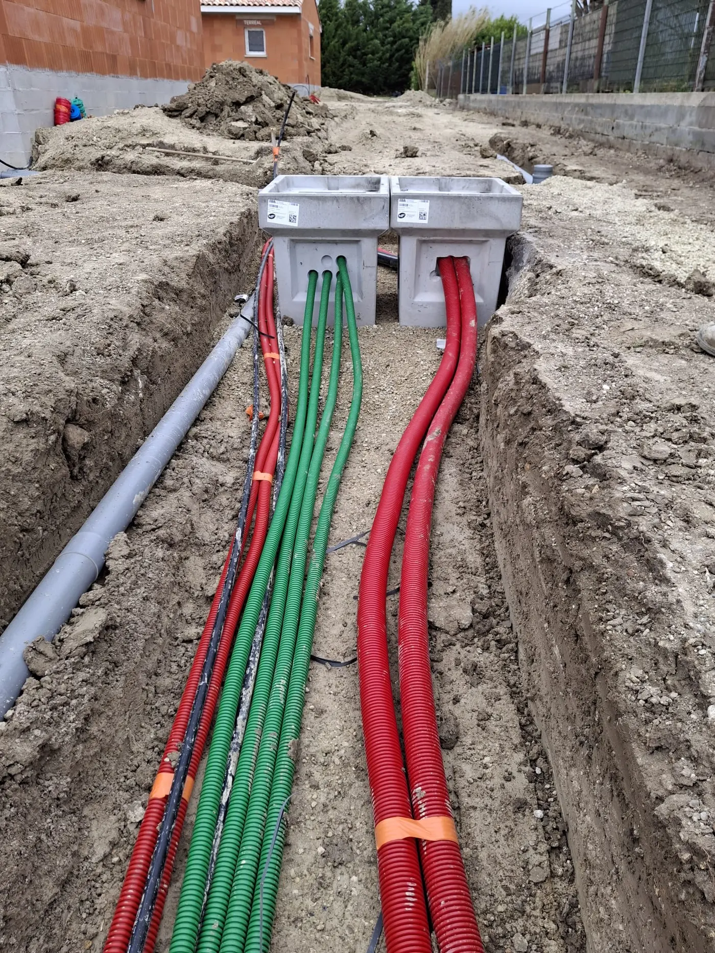 Réseaux électricité, eau et télécom en tranchée, chantier VRD Marson TP